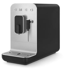 Afbeelding in Gallery-weergave laden, SMEG - Bean to Cup - Volautomatische Koffiemachine - Met Stoomfunctie
